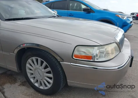 2003 Lincoln Town Car Signature z USA, uszkodzony, nr VIN 1LNHM82W63Y693150